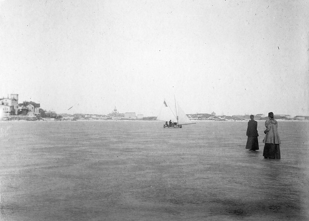 Ice boat outside Helsinki 1907