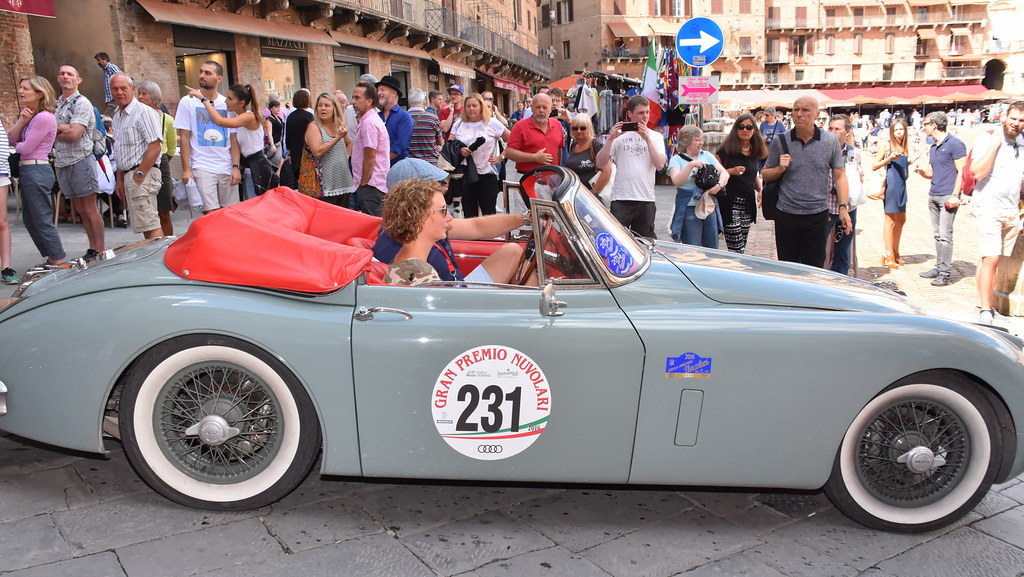 Passaggio da Piazza del campo delle Auto Storiche del Gran Premio Nuvolari 2016