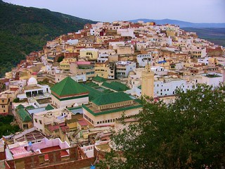 Marokko , Moulay Idris, Blick von oben auf die alte Stadt und dem Mausoleum Moulay Idris I, , 5-47