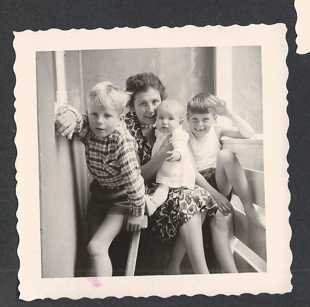 TedXopl2009 (links) in 1960 met moeder zusje en broertje