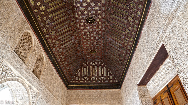 Cuarto Dorado  (La decoración original se debe a Muhammad V. Fue llamado así por la bella techumbre de madera que lo cubre, repintada y decorada, al igual que toda la estancia, en época de los Reyes Católicos)