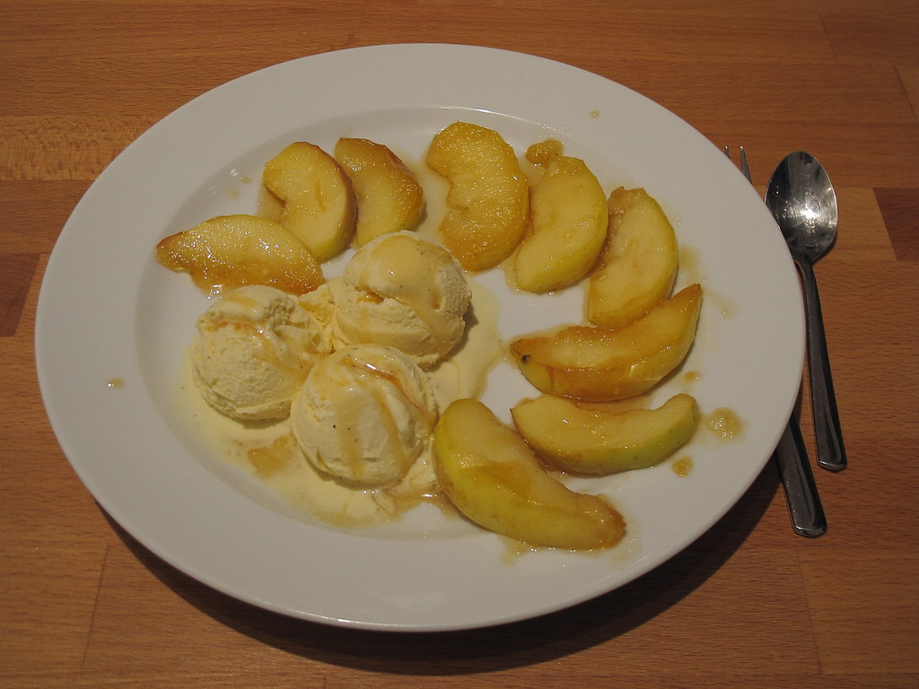 Karamellisierte Apfelspalten mit Vanilleeis | Gourmandise | Flickr