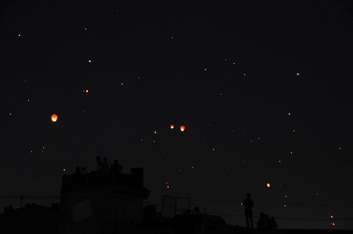 roof light sunset people india kite color colour rooftop colors silhouette festival evening flickr fighter colours terrace kites hotairballoon lantern incredible gujarat ahmedabad uttarayan sankranti makar luminosity patang भारत skylantern indianfighterkite makarsankranti incredibleindia uttran uttaran firelantern અમદાવાદ अहमदाबाद ગુજરાત માંજો गुजरात ઉત્તરાયણ પતંગ દોરી अतुल्यभारत નિર્મળ