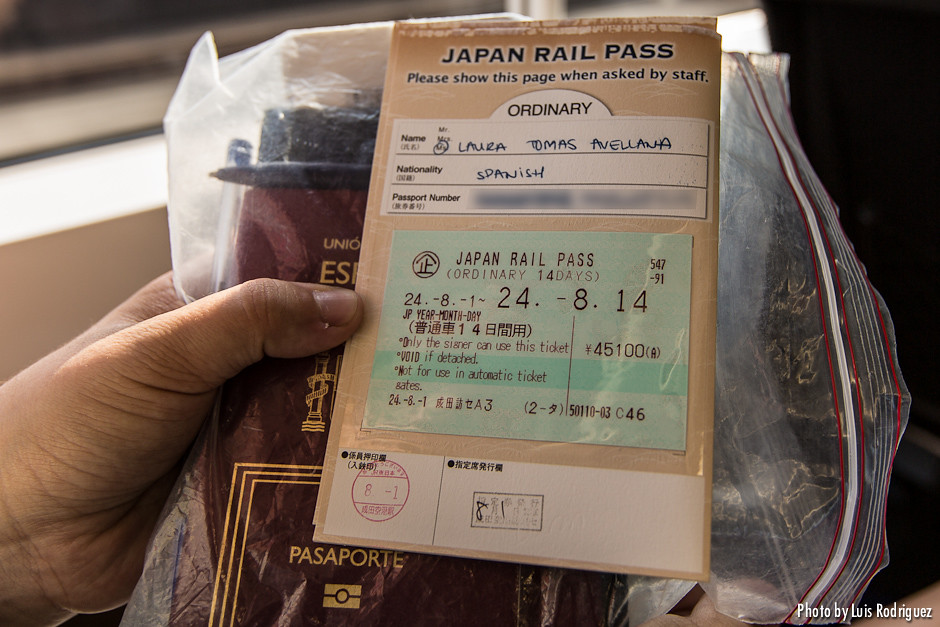 Cara trasera del JR Pass con la información del viajero y la validez del pase