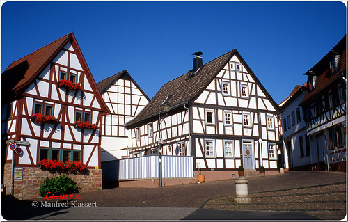 © • Seligenstadt am Main • by M.A.K.photo, <b><i>• Die Maingasse, zu beachten ist die Hochwassermarke mit dem höchsten Wasserstand aus dem Jahr