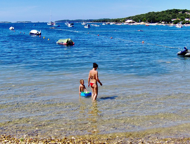 Mutter und Kind in kroatischen Strand