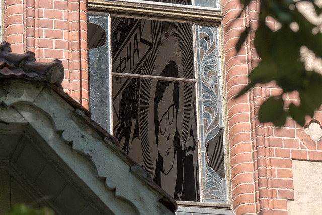 Beelitz-Heilstätten: Ehemaliges Bettenhaus für lungenkranke Männer - Blick durch ein Fenster mit Bleiverglasung auf ein Wandbild aus Sowjetzeiten