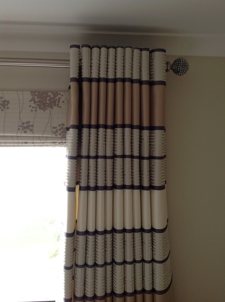 Eyelet curtains and roman blind