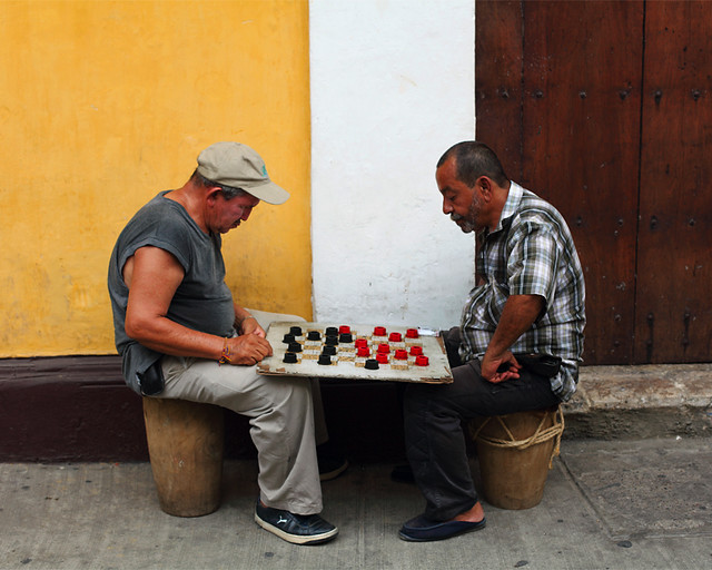Deux hommes jouant aux Dames | Two men playing checkers | Dos hombres jugando Damas