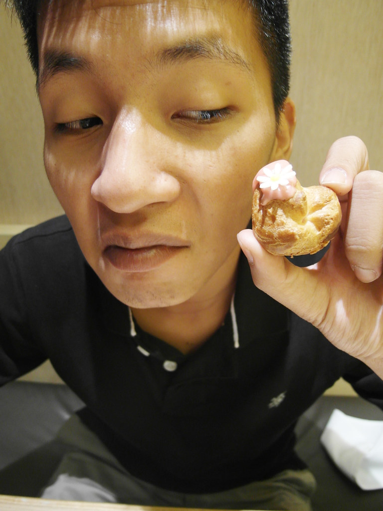 台北遠東飯店6F壹CAFE | 想吃泡芙還鄙視上面的小花 | -白- | Flickr