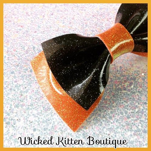 Nice color combo for fall 🍂🍁 #fallcolors #halloween #pinup #rockabilly #pinupbows #hairbows #hairaccessories #glittervinyl #glitterbows #glittervinylpurse #kustomkulture #rockabillybows #rockabillystyle #pinupstyle #psychobillygirl | by Wicked Kitten Boutique