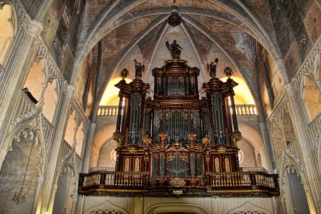 El órgano data de 1810, tiene más de 3000 tubos y cuatro teclados y es una maravilla acústica. Los conciertos de órgano tienen lugar casi todos los días en verano · Flickr Tatjana_2010  Menorca