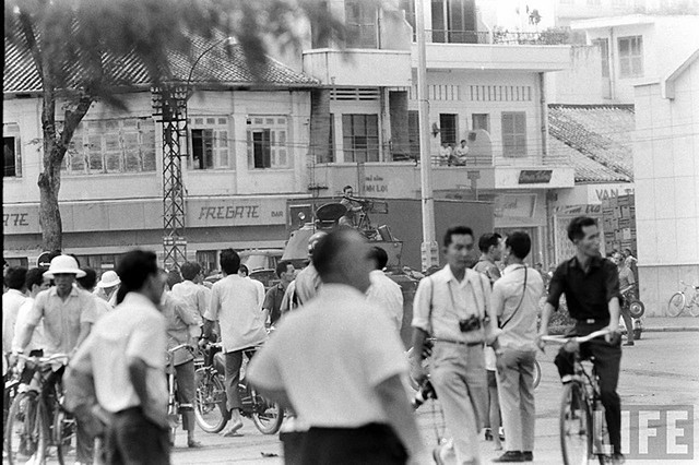 Saigon Coup 1965 - Me Linh Square