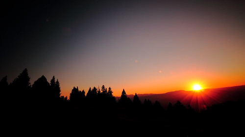 un jour de moins by glookoom, contraste couleur chamrousse couchédesoleil montagne massif lumière light landscape sapin soleil sil