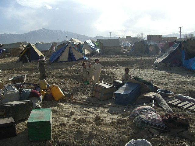 Familias desplazadas de la provincia de Helmand en el campamento de Musa Qala Camp a las afueras de Kabul. Crédito: Anand Gopal/IPS