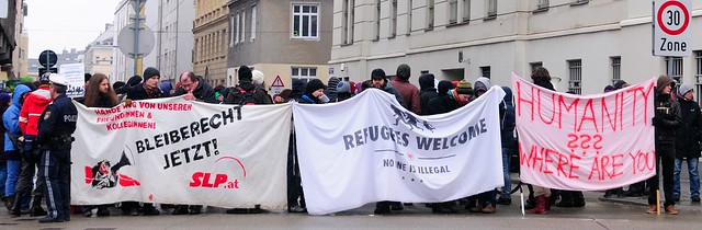#Refuggeecamp Solidemo vor dem PAZ Hernalser Gürtel