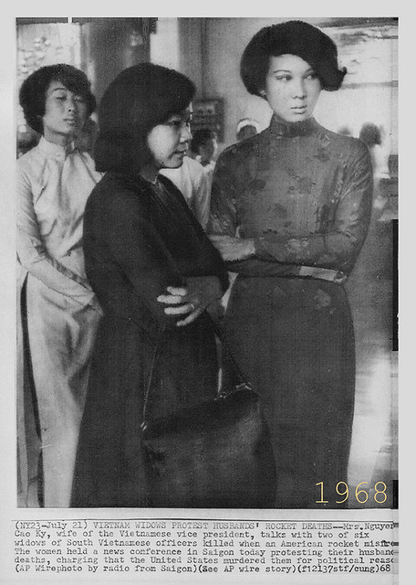 1968 Mrs. Nguyen Cao Ky & Widows - Bà NCK và các quả phụ - Press Photo