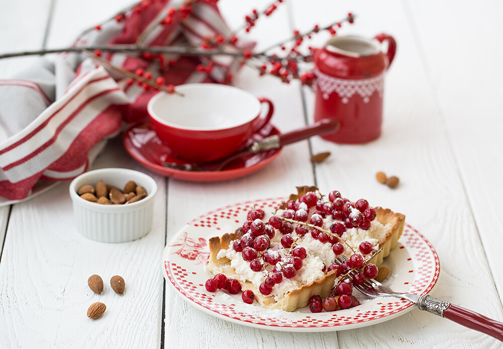 Cream cheese pie with redcurrant and white tea