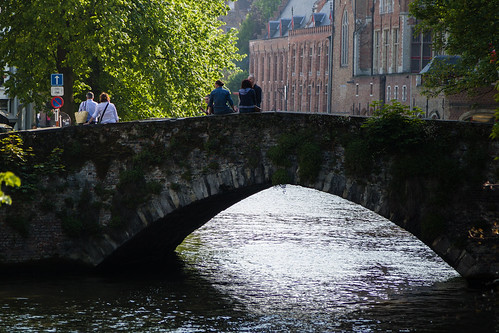 brujas flandes belgica puente canal atardecer flecha