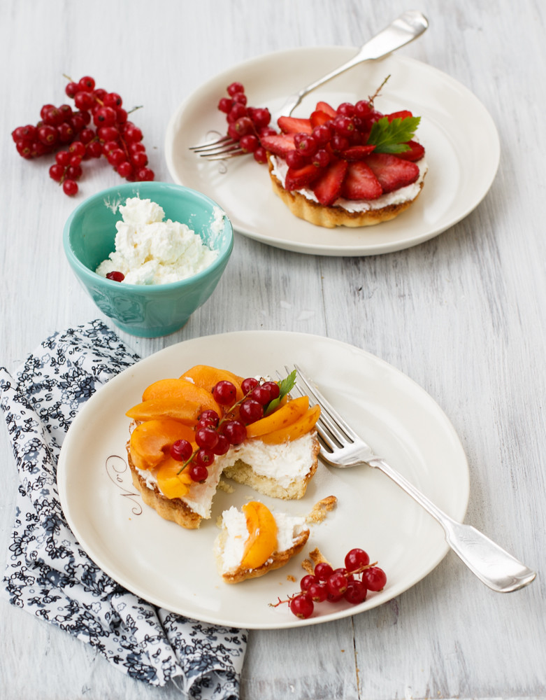 Cottage cheese tarts with apricots and strawberry