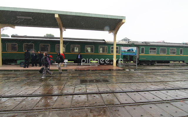 Mưa Huế [Travellers arrive at Hue railway station]
