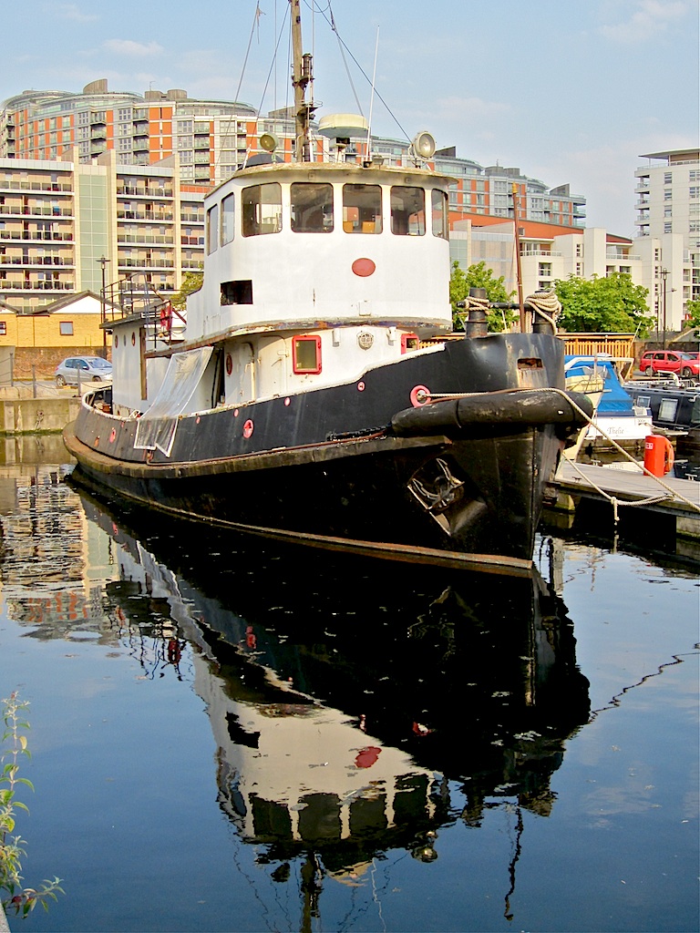 A tug in Poplar Dock Marina