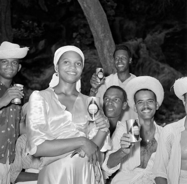 Dansers en muzikanten op een feest in Barber op Curaçao / Dancers and musicians at a party in Barber, Curacao