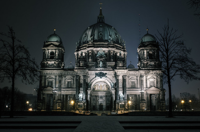 Berliner Dom at night