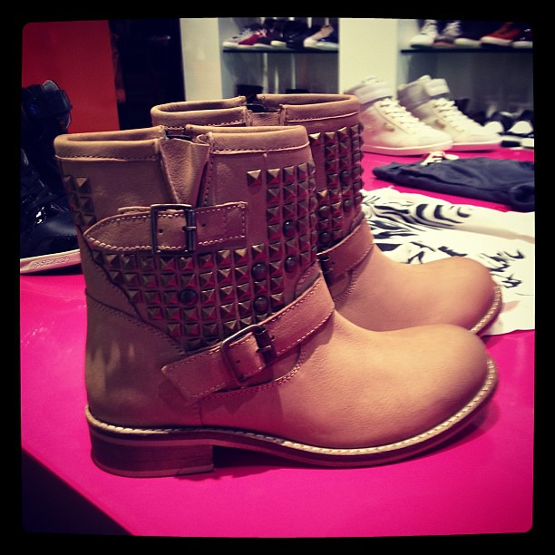 Overstijgen Immuniseren liefde lazamani #boots #studs #laarzen #stiefel #fashionfootwear… | Flickr