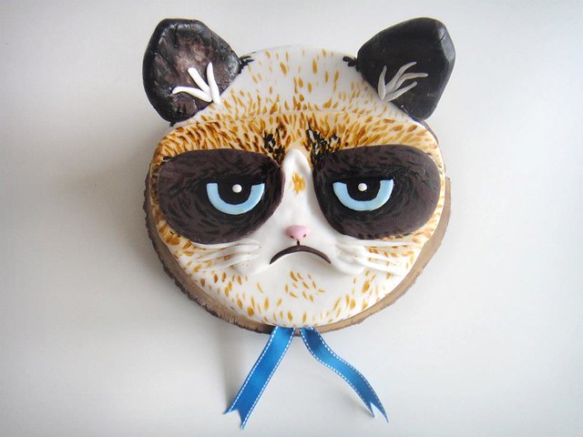 So, surely you all are familiar with the grumpy cat? http://www.grumpycats.com/ Well simply put, we LOVE her!! We thought it'll be HILARIOUS to make a cake in her honor *chuckle*. A storm of flour, butter, eggs and various multicolor of food paint later .