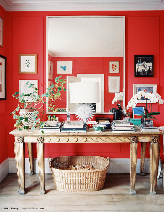 Cheerful red living room: 