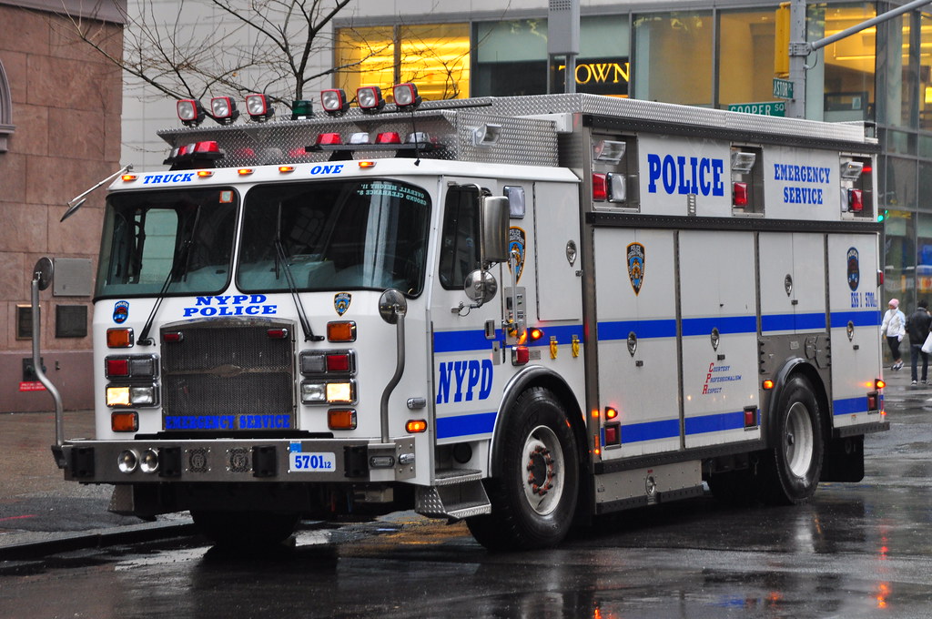 Грузовик полиция. Полицейский фургон NYPD. Полицейский грузовик NYPD Police. New York Police Department грузовик. NYPD esu 2000s.