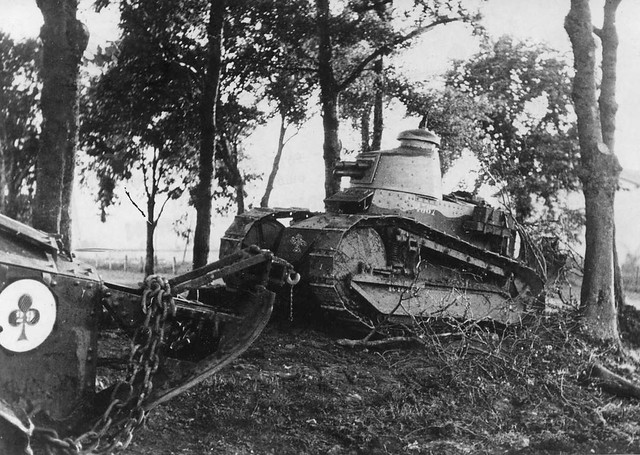 1940, France, Un char léger Renault FT-31 du 29ème bataillon de chars de l'armée française abandonné dans un bois