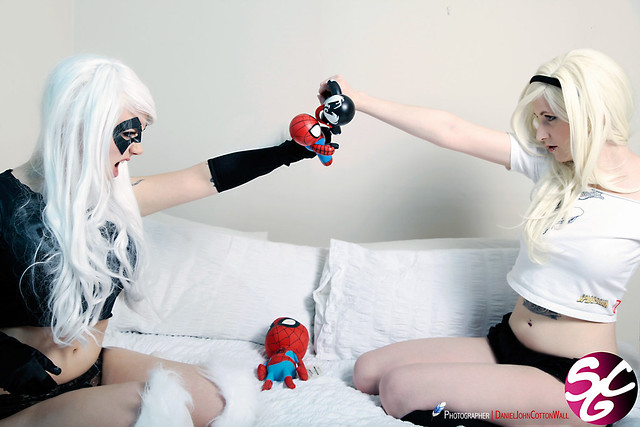 Masubi and Stacey Rebecca as Black Cat and Gwen Stacy Pillow Fight