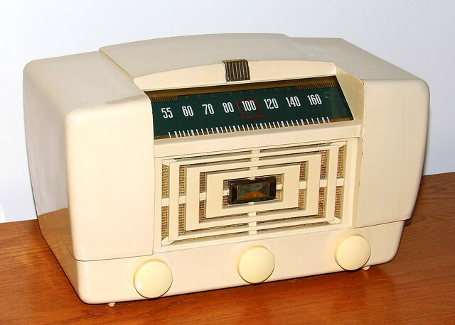 Vintage RCA Table Radio, Model 66X12, Antique Ivory Cabinet (Painted Bakelite), AM Band, 6 Vacuum Tubes, Made In USA, Circa 1947
