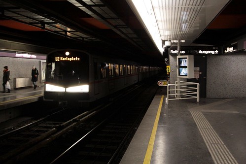 Staggered platforms at Rathaus station on line U2