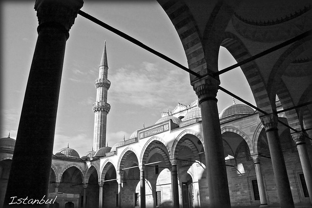 Courtyard of Suleymaniye Mosque, Istanbul, Turkey　イスタンブール、スレイマニエ・モスクの中庭