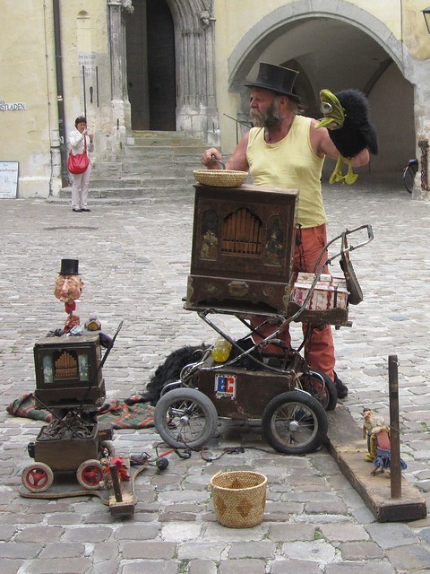 Regensburg, un suonatore d'organetto (