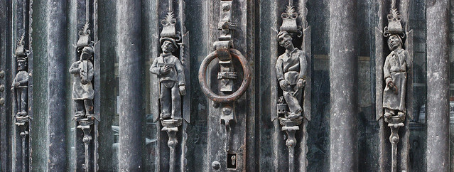 Sculpturen an einer Eingangstür