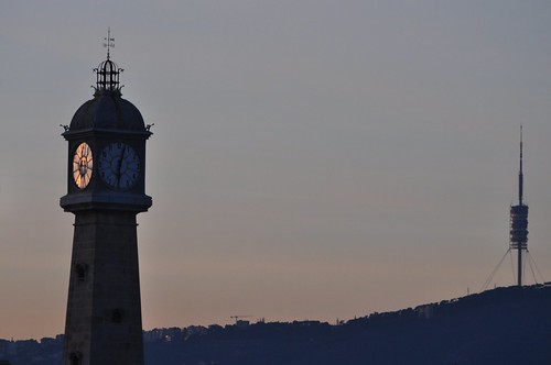 DSC_2294 La Torre del Reloj. Skyline, con Collcerola al fondo. -Ancien phare, reconverti. Skyline de Barcelona avec la montagne de Collcerola. | by Eduardo Seguy