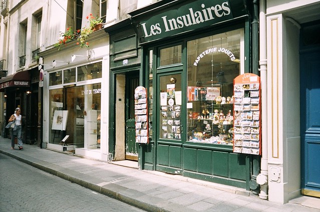 Fameuse papeterie de l’île Saint-Louis (actuellement fermée, en fait - remplacée par la boutique d'un coiffeur-barbier: photo de 2007)