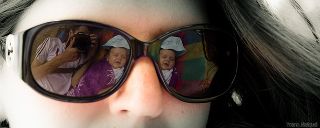 Baby reflection in sunglasses...Reflet souriant d'un bébé...