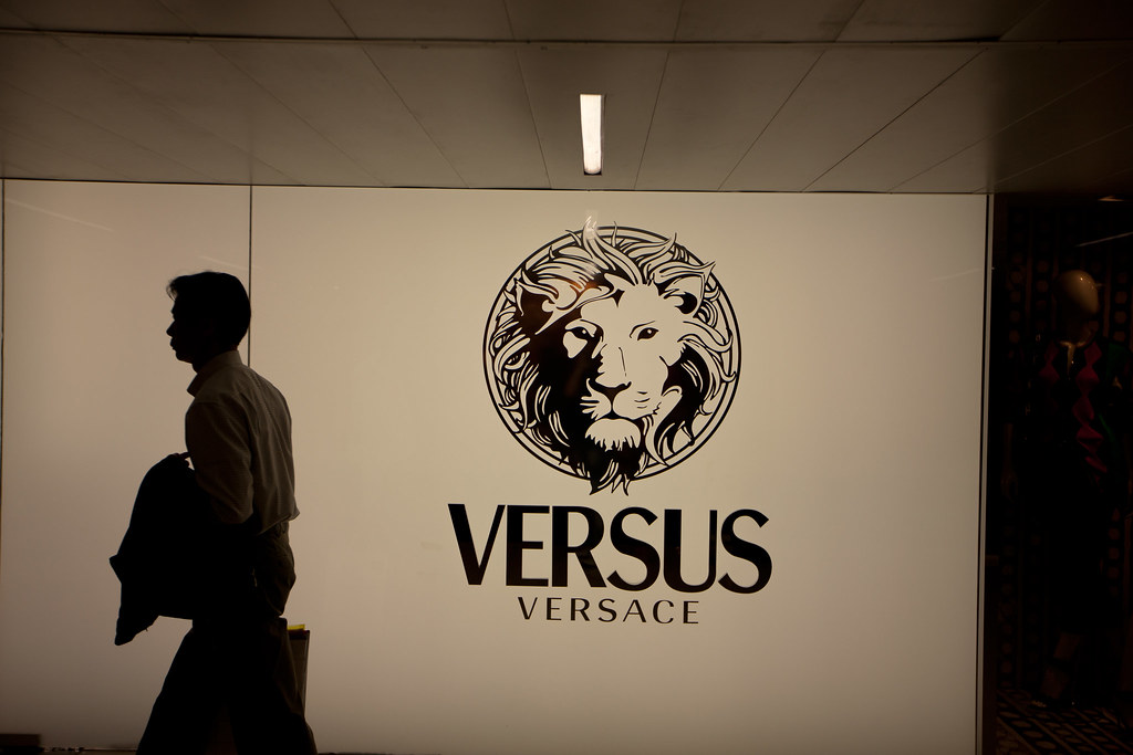 banda nećak Neugodno  Versace Versus Logo | Taken in front of a Versace Versus Sto… | FuFu Wolf |  Flickr