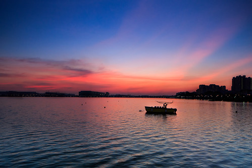sunset lake colors boat singapore dusk serenity ripples pandanreservoir singhraylbwarmingpolarizer canoneos5dmarkiii canontse24mmf35lii singhrayreversendgradfilter