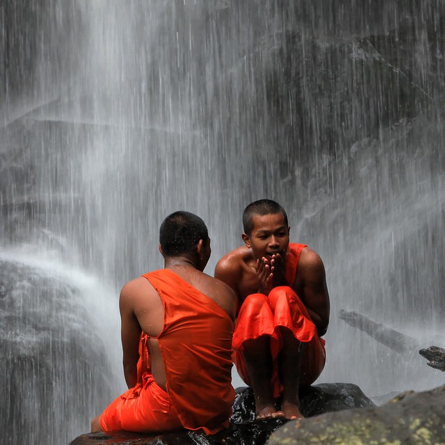Cambodge: moines à la cascade.