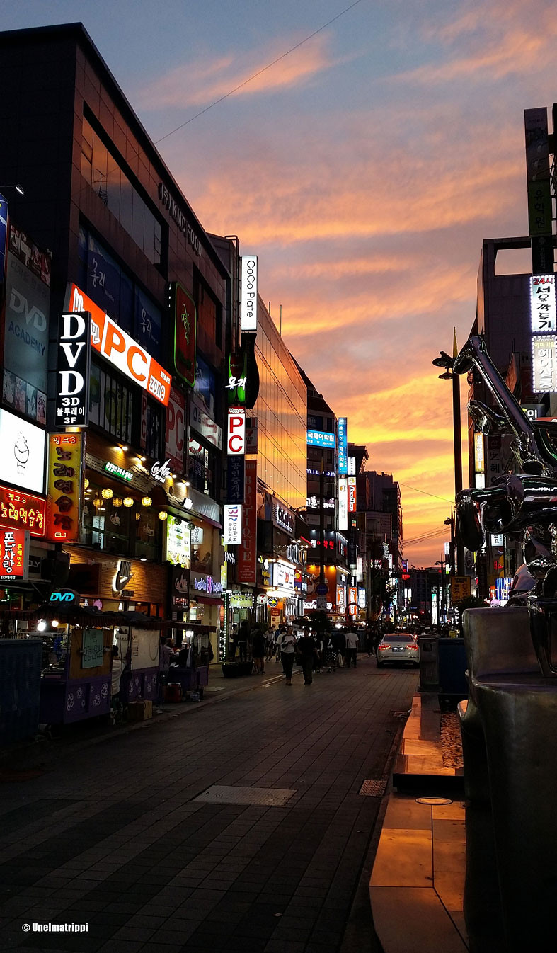 Auringonlasku Busanin kaduilla