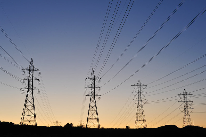 Milhares de clientes da SoCal Edison enfrentam cortes de energia preventivos por ventos de Santa Ana