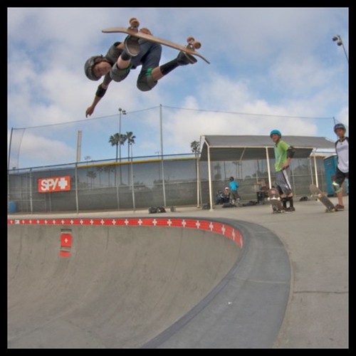 #PicFrame @justinrivera airing out of the shallow side of the @encinitassk8park kidney. @187killerpads @typeswheels @protec  helmets @ogioint @epidemicskate #skateboards #skateboarders #skateboarding #photo by chad rivera | by Chad Rivera