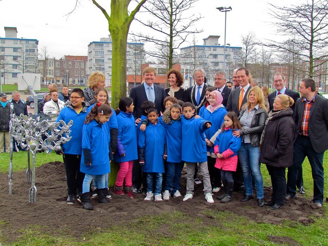 Prins Willem Alexander met de schoolkinderen.