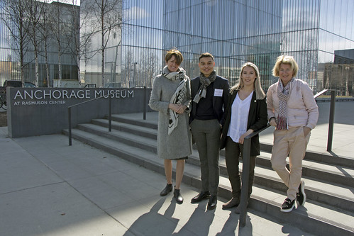 Wenche Jakobsen, Sebastian Henriksen, Ida-Elise Asplund og Anne Husebekk utenfor Anchorage Museum